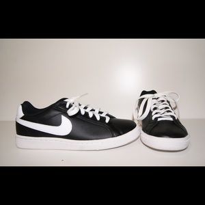 Nike black sneakers w/ purple interior detail NEW